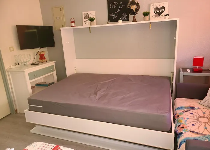 St Lary Village-vue Montagne. *