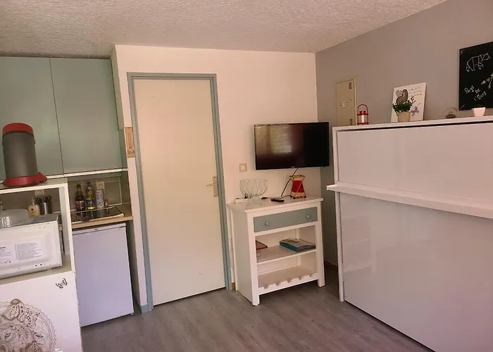 St Lary Village-vue Montagne. *