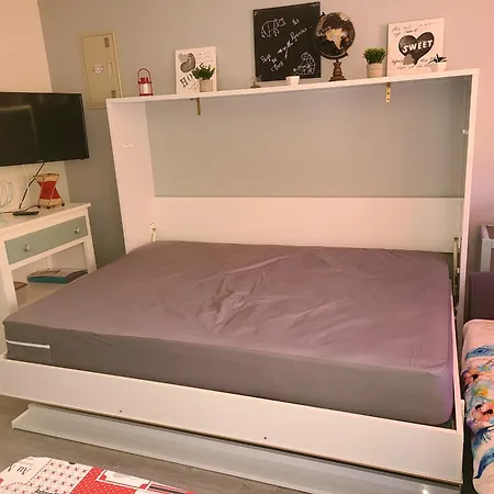 St Lary Village-vue Montagne. *